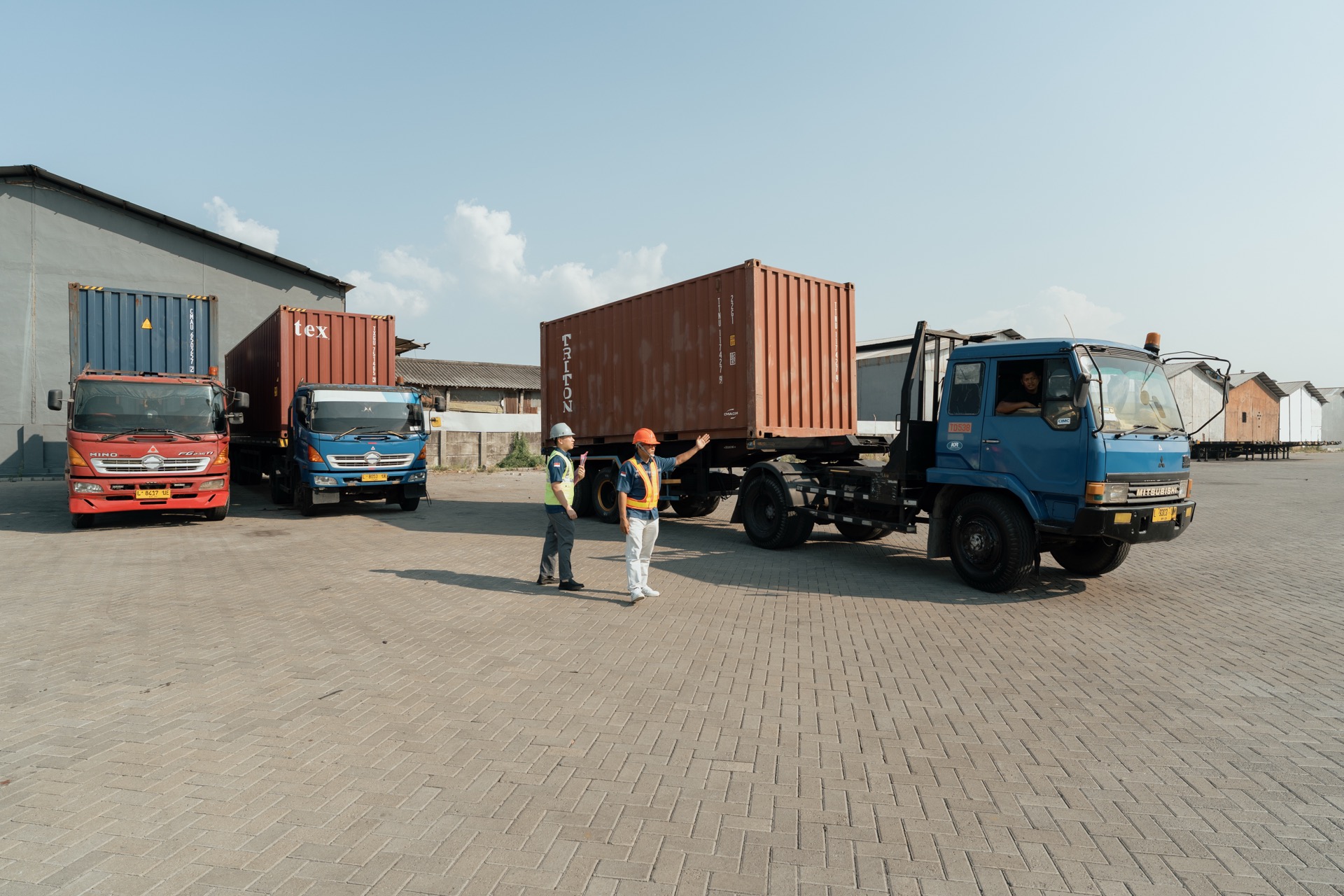 Armada truk transportasi darat