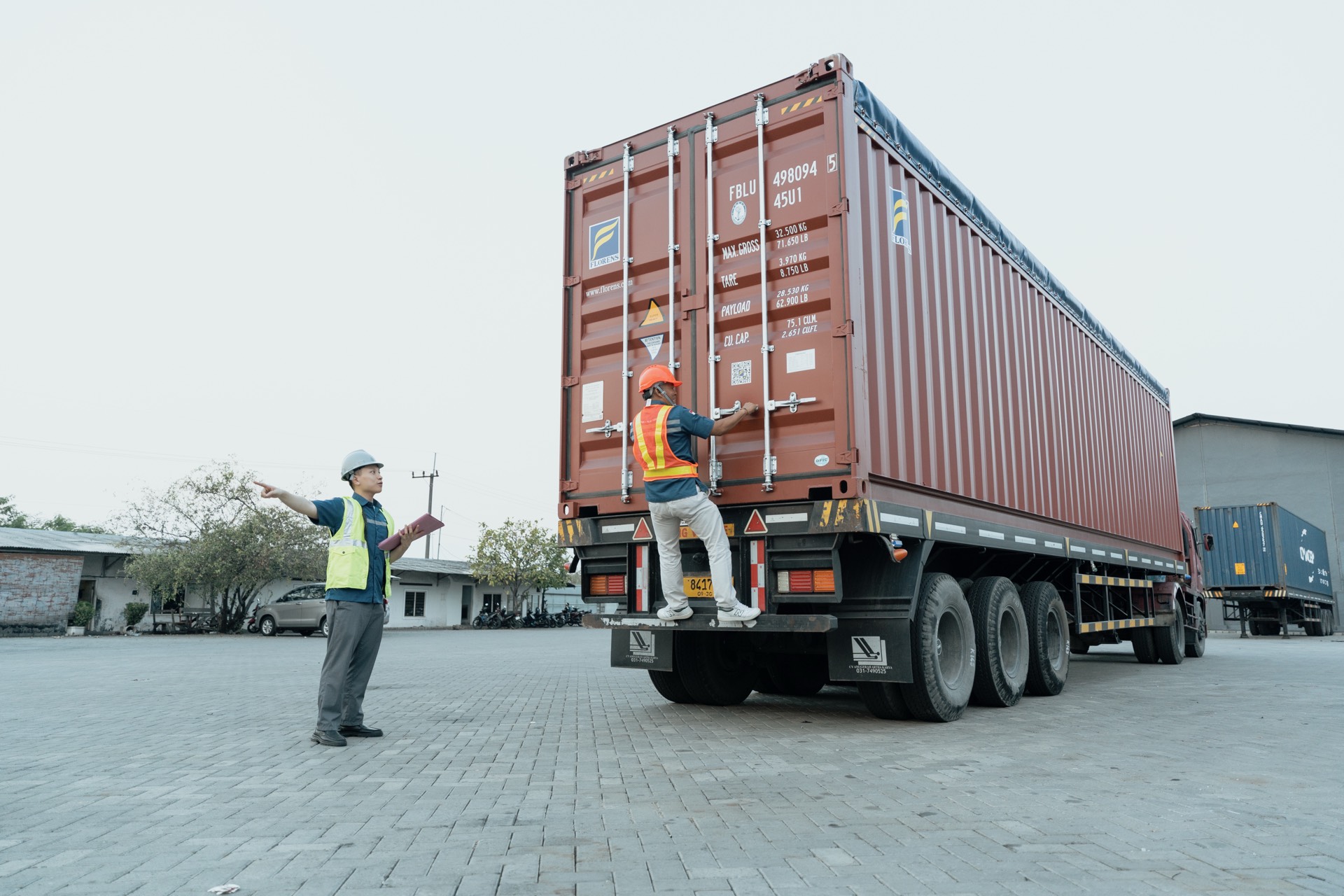 Container FCL di pelabuhan