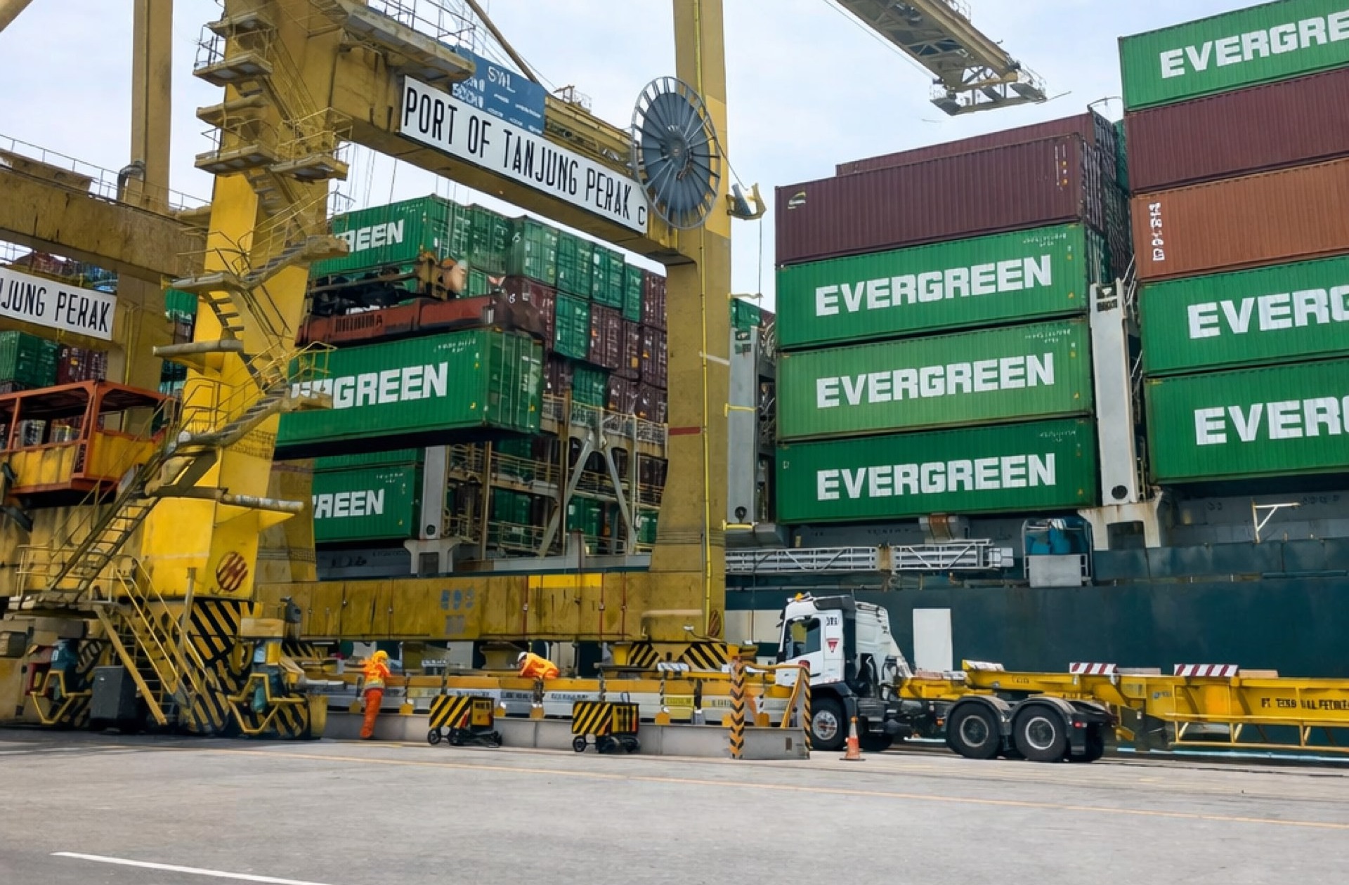 Kapal container di pelabuhan internasional
