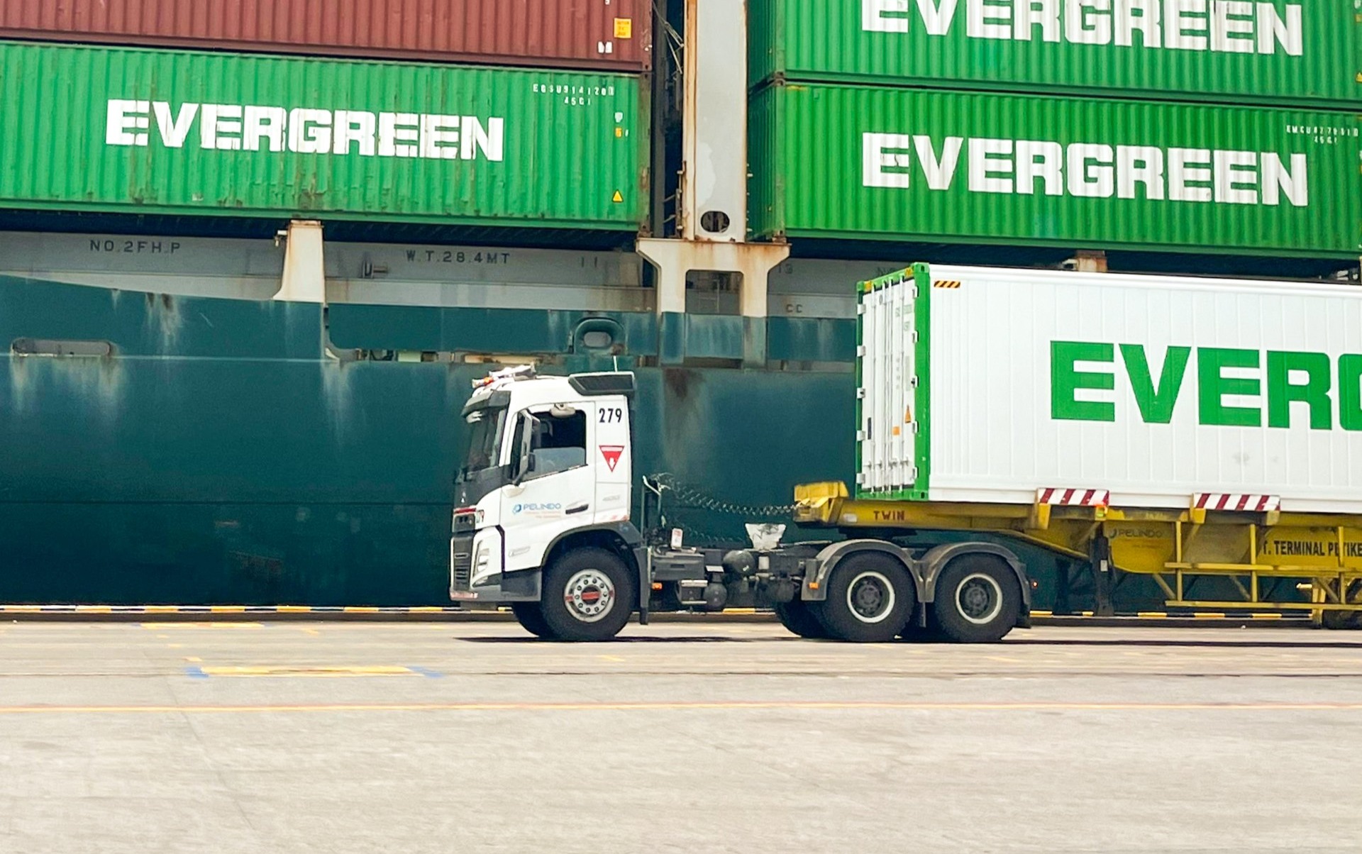 Container yard dengan aktivitas pengiriman