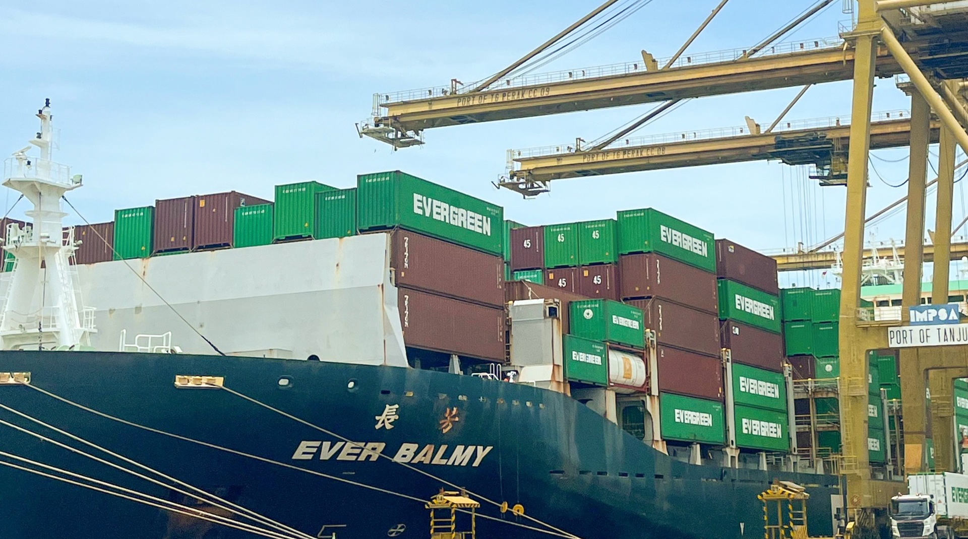 Pengiriman laut di pelabuhan